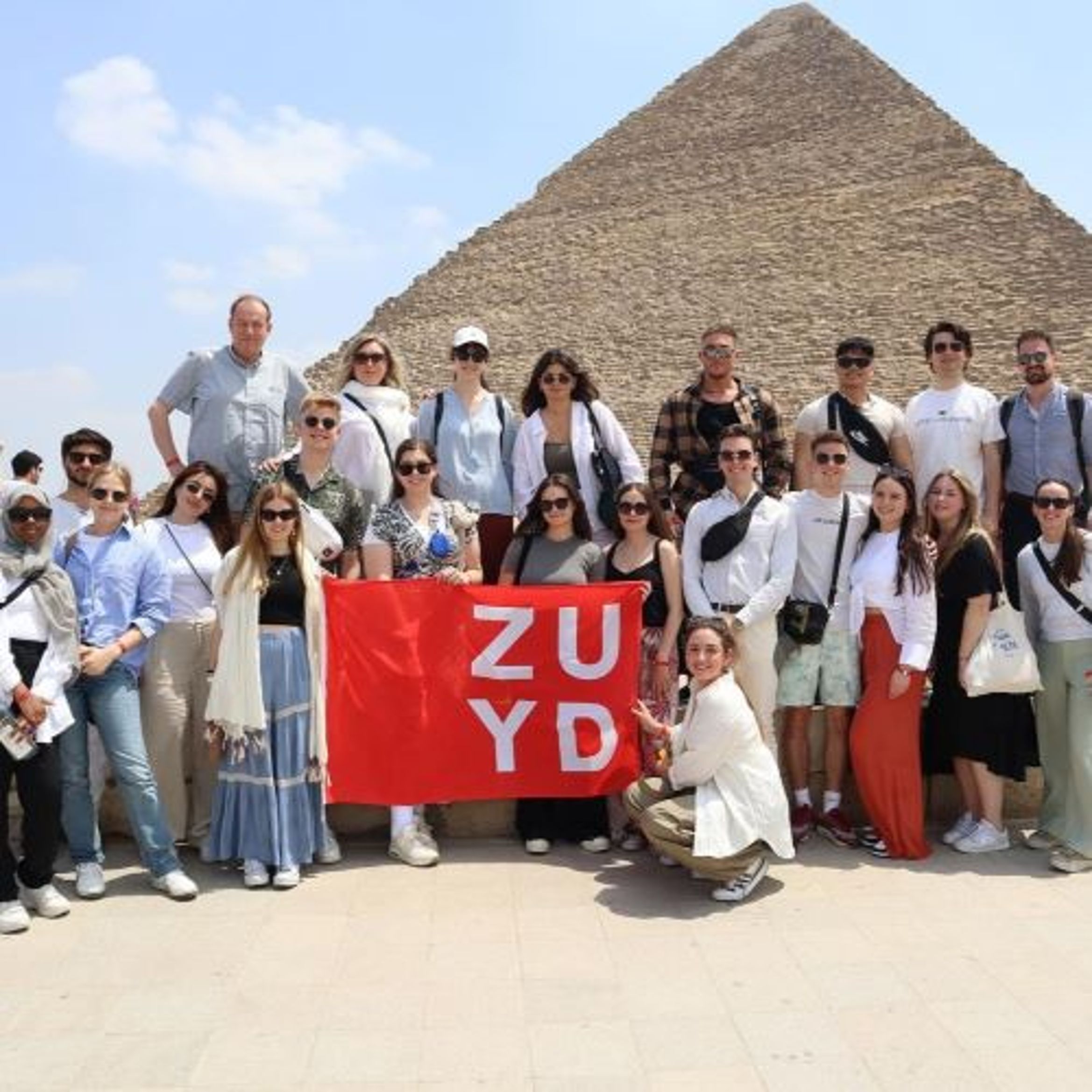 Bezoek piramides - International business - mei 2023 loading=