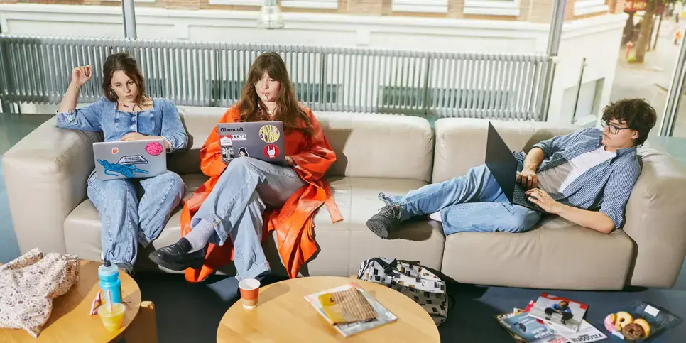 Studenten achter laptops