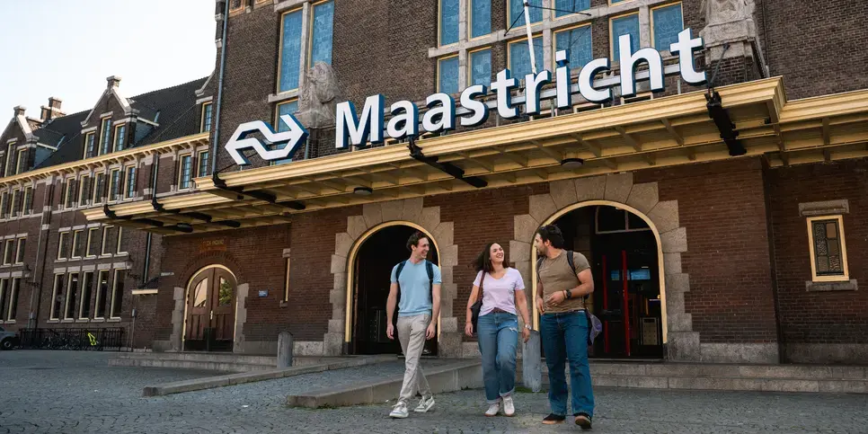 Stationsplein Gesprek MaastrichtBord Zuyd Hogeschool Internationaal