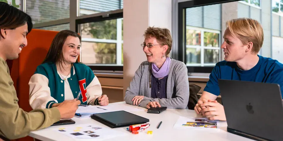 Tafel Laptop Samenwerken Zuyd Hogeschool Heerlen