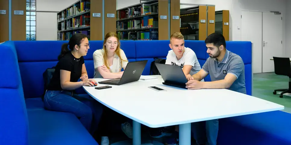 Built Environment - studenten in zitje