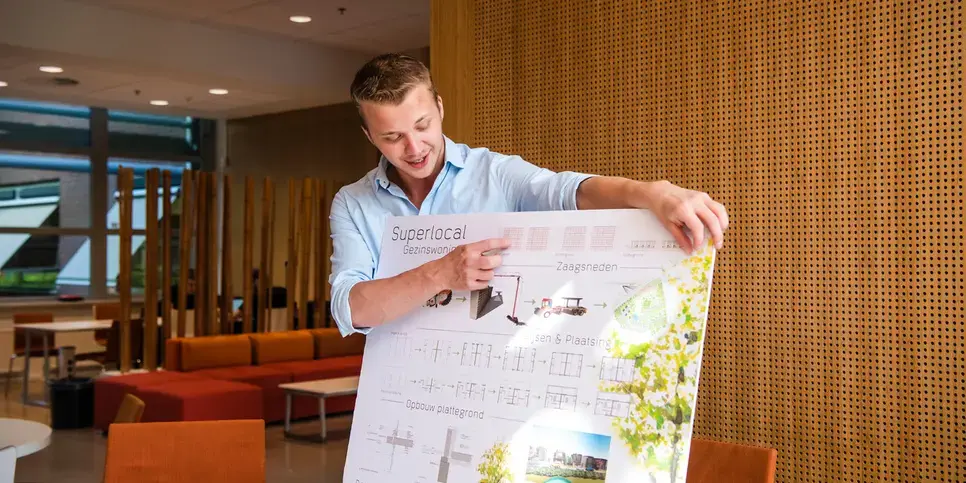 Built Environment 3C - student met bouwtekening