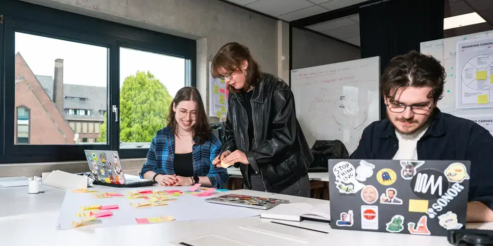 CMD - drie studenten aan het werk met laptops