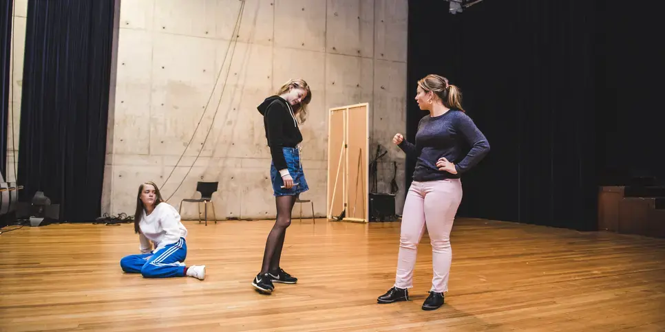 Theater - drie studenten op podium