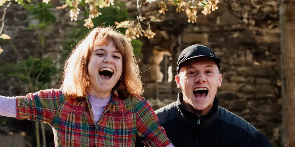 Theater - twee studenten vrolijk