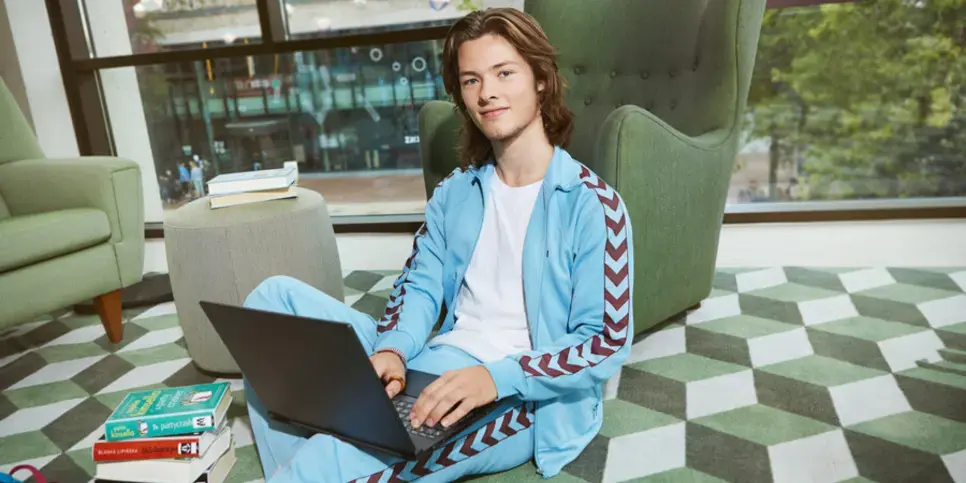  Zuyd Hogeschool student relax laptop studentlife