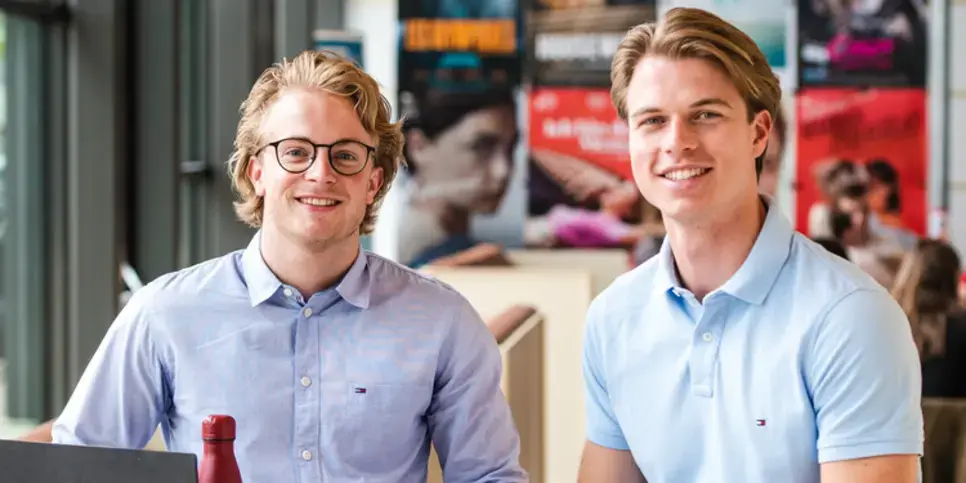 Business Studies 750x500 twee blonde studenten.jpg