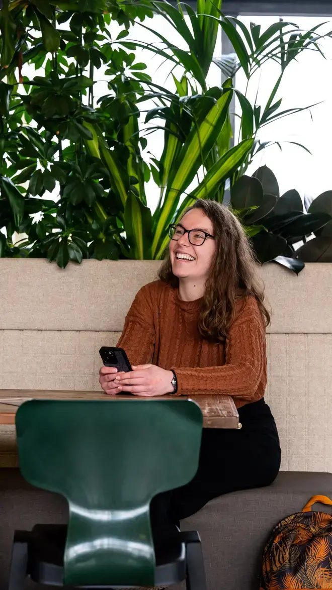 Vertaalacademie meid met telefoon