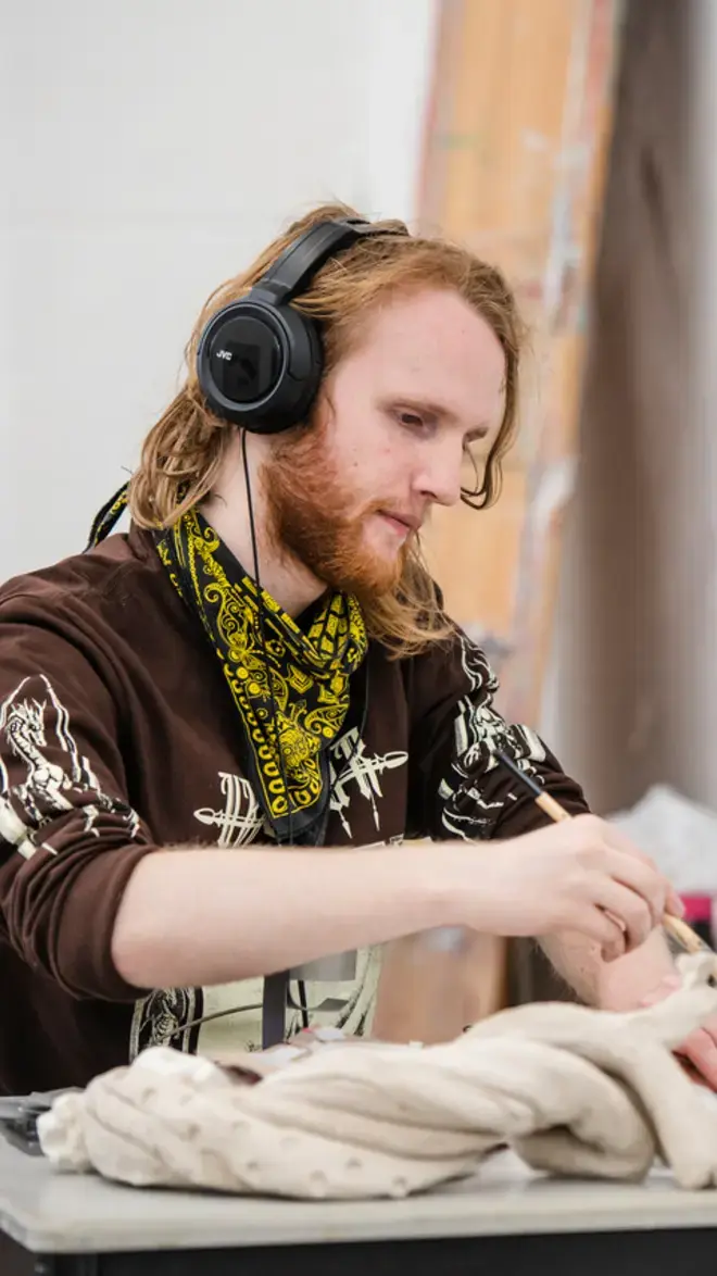 Student in werkplaats Autonome Beeldende Kunst