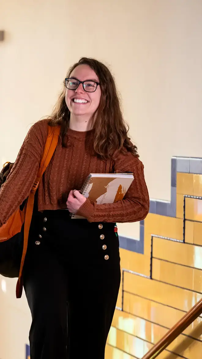 Vertaalacademie student met tas en boek