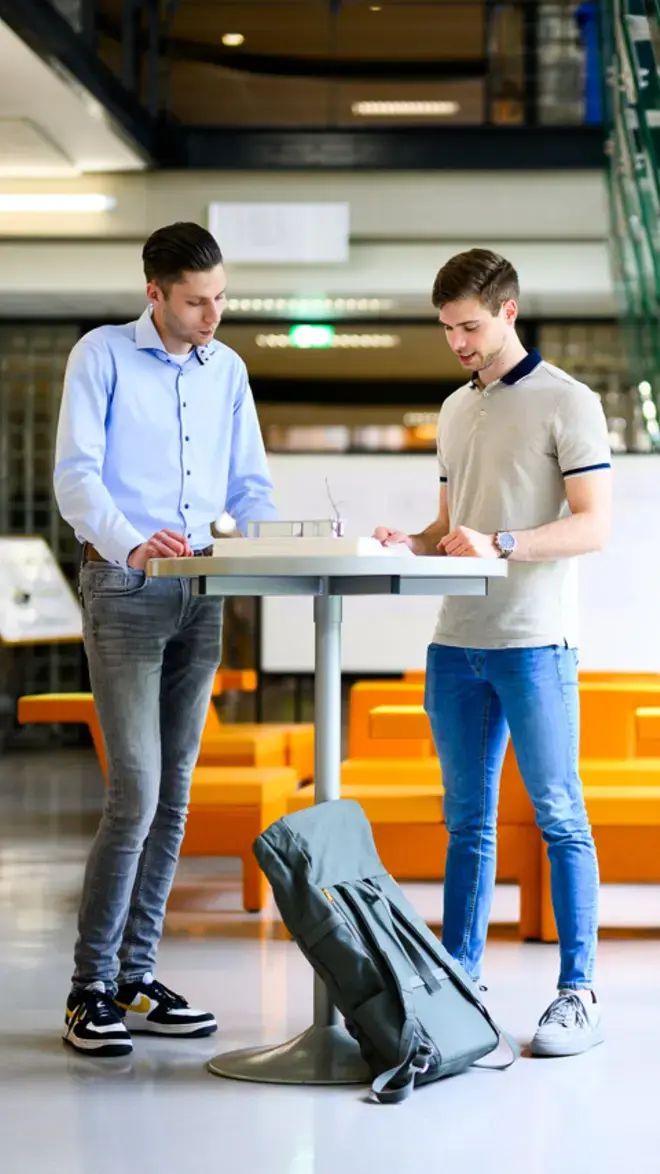 Built Environment - studenten overleggen aan een tafel