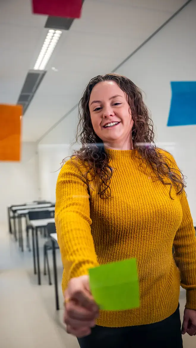 Business Studies - Studente met geeltjes