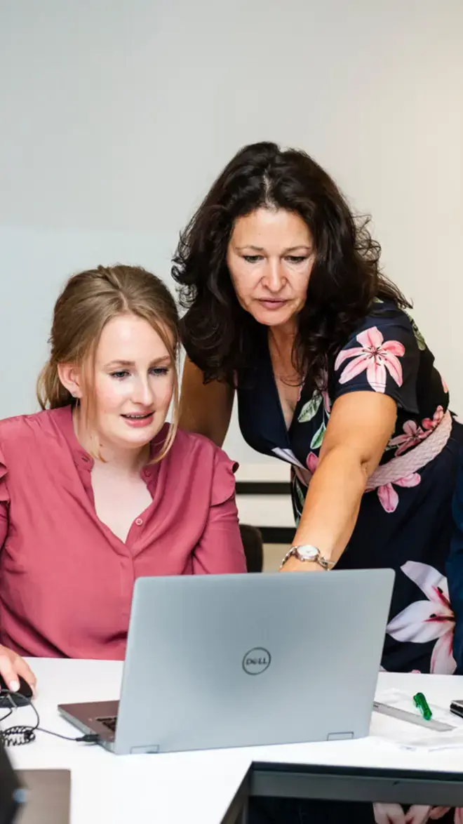 Business Studies - docent helpt studenten