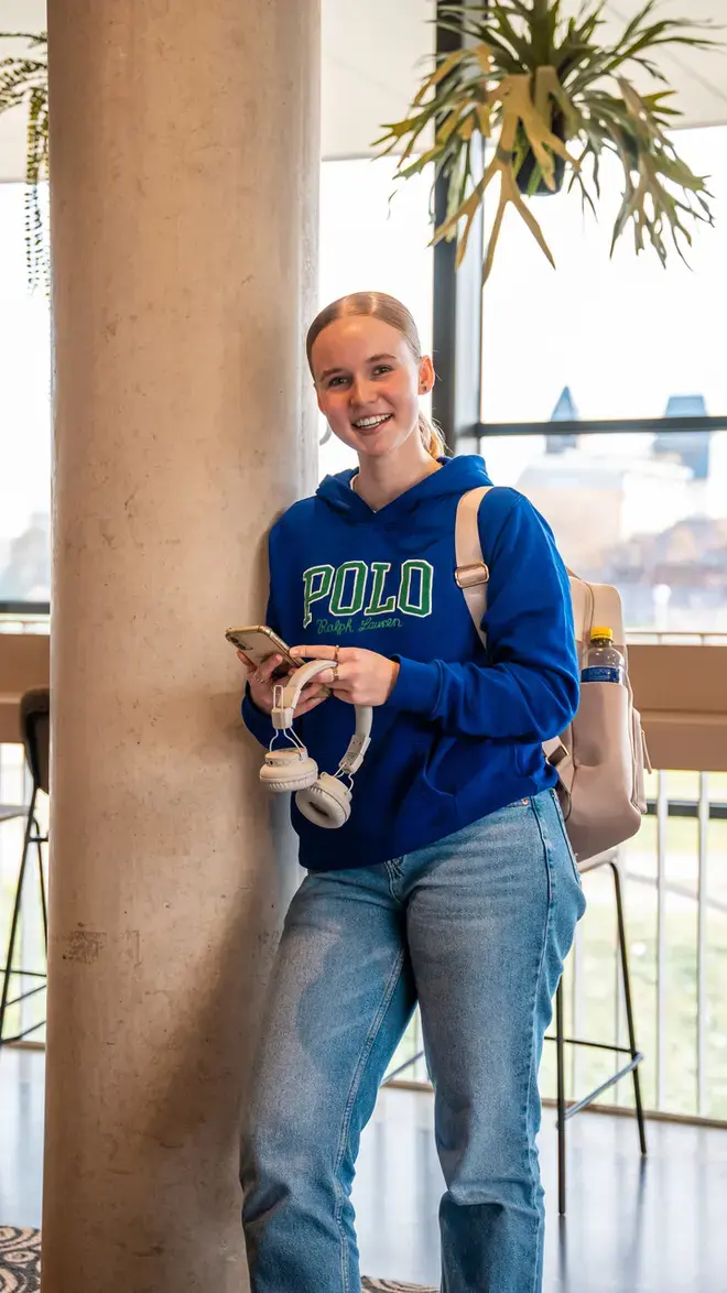 Business Studies - student leunt tegen paal