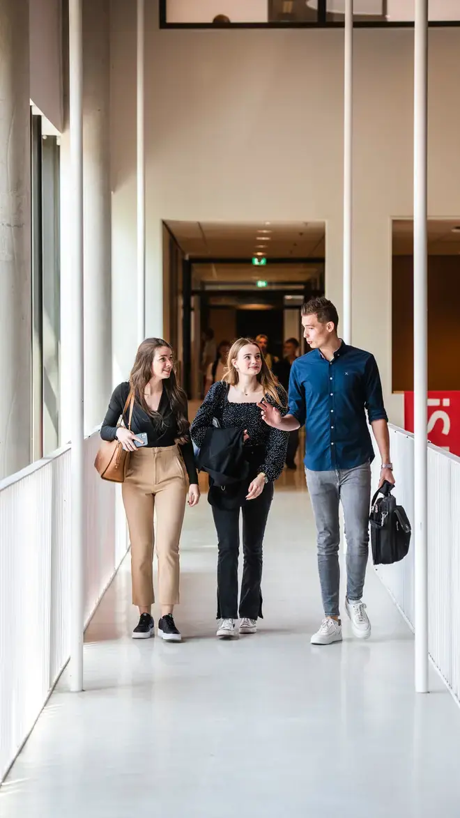Business Studies - studenten lopen over galerij