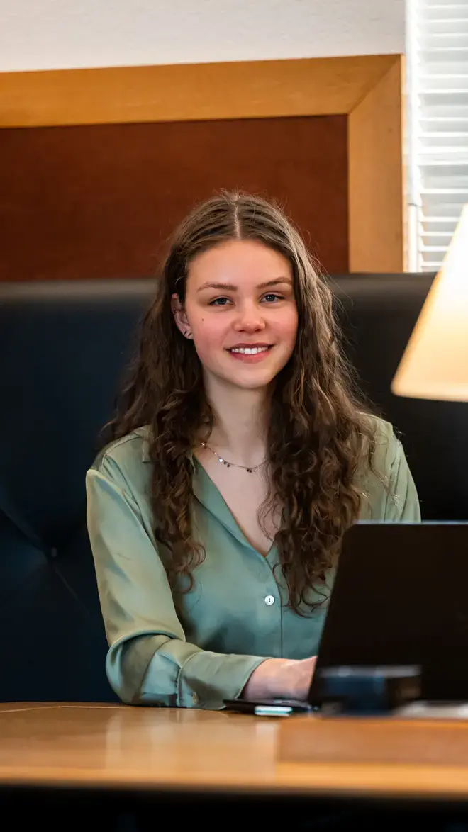 Commercieel Management - meisje achter laptop