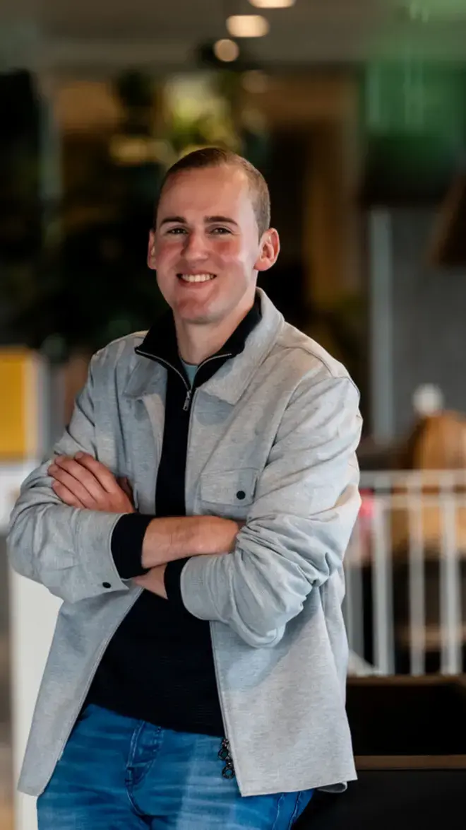 Commerciele Economie  - student met armen over elkaar