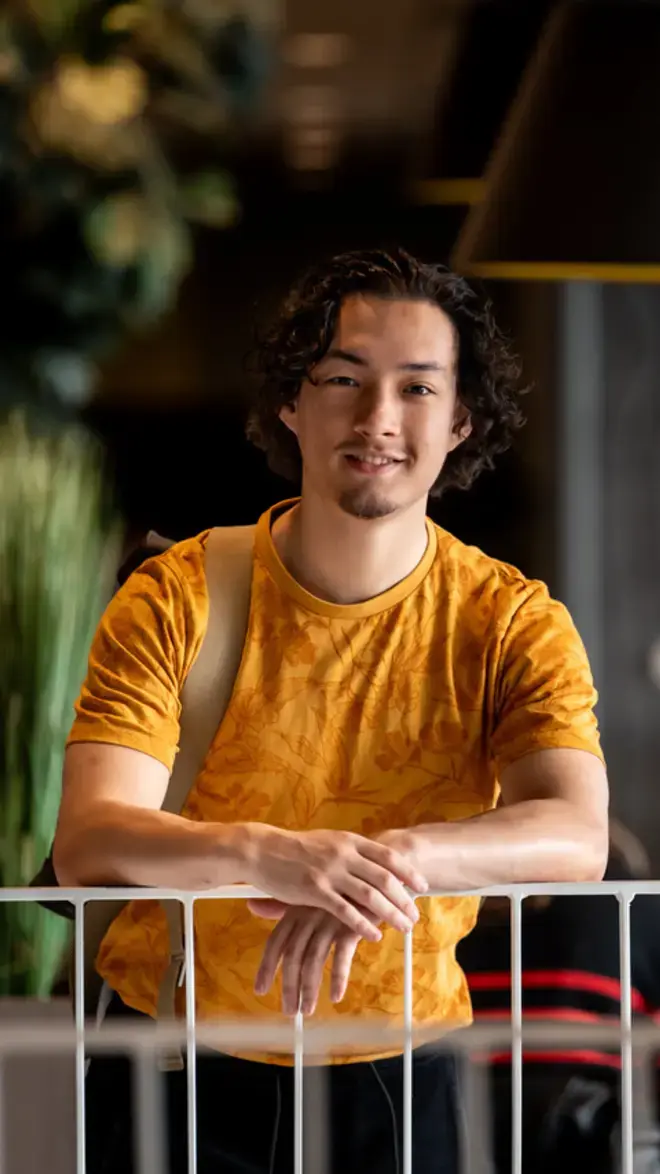 Commerciele Economie - student met gele trui