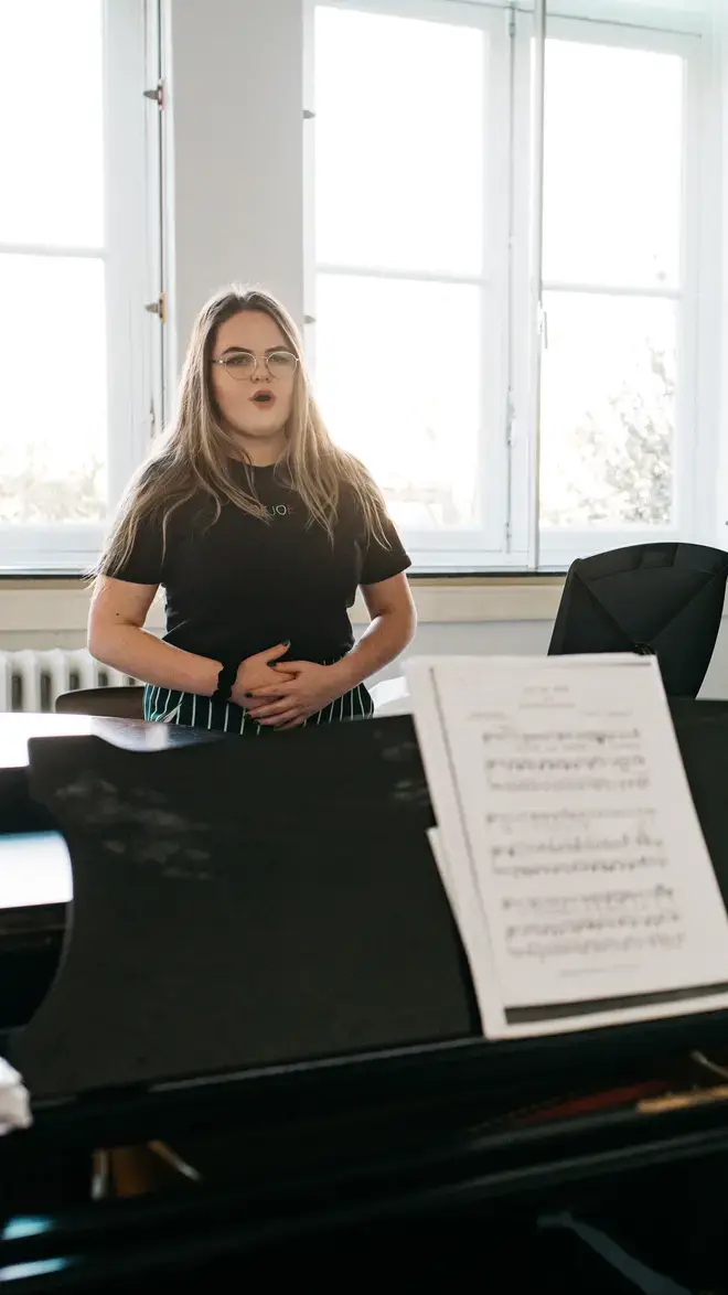 Docent Muziek - meisje zingt naast piano
