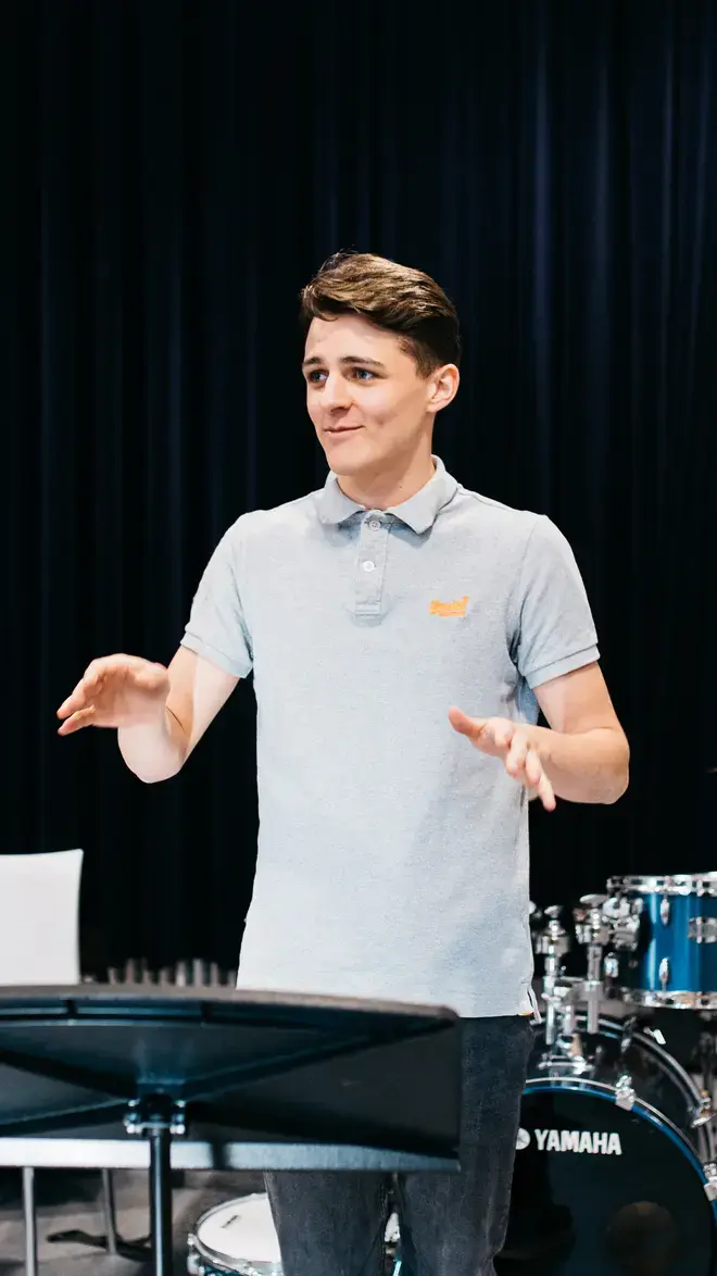 Docent Muziek - student legt iets uit