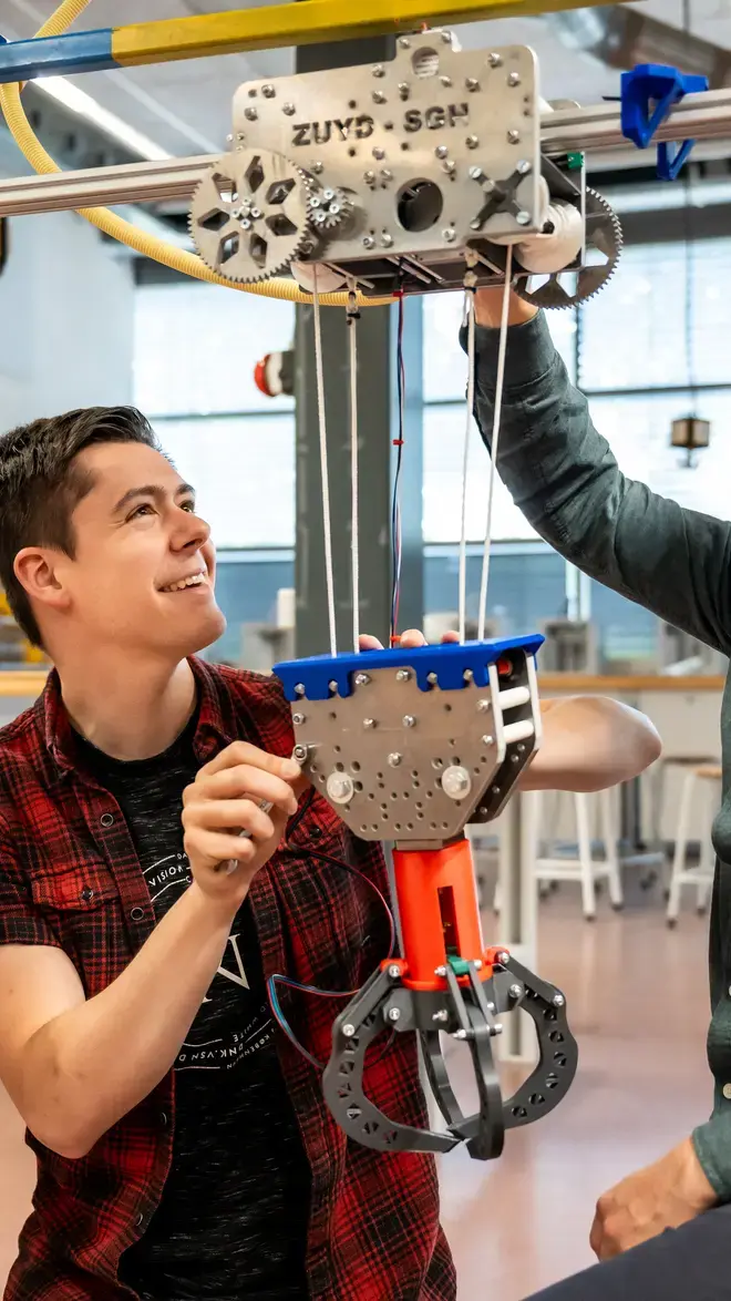 Engineering - studenten lachend aan het werk