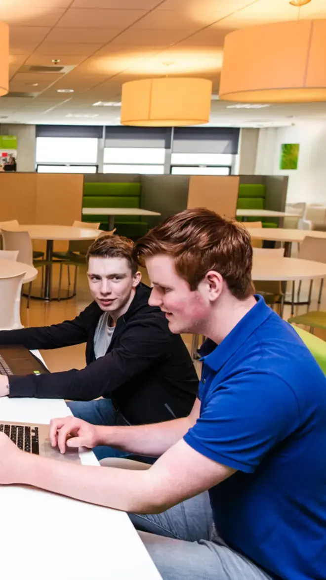 Facility Management ad - studenten aan tafel