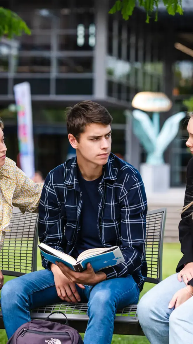 Facility Management ad - studenten buiten op bankje