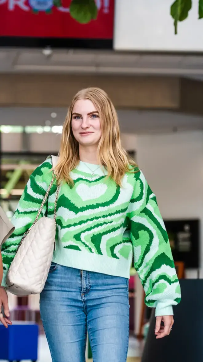 Facility Management ad - studenten in hal