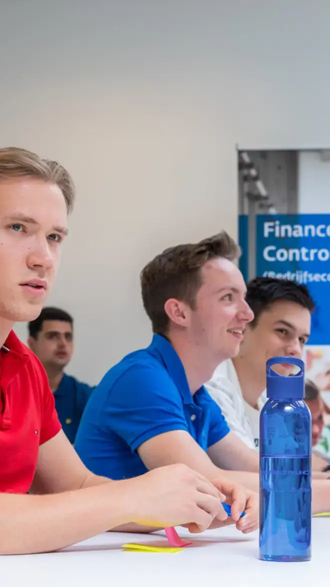 Finance en Control - student in klas