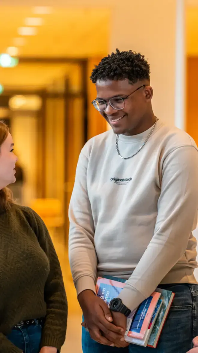 Finance ad - vier studenten in hal