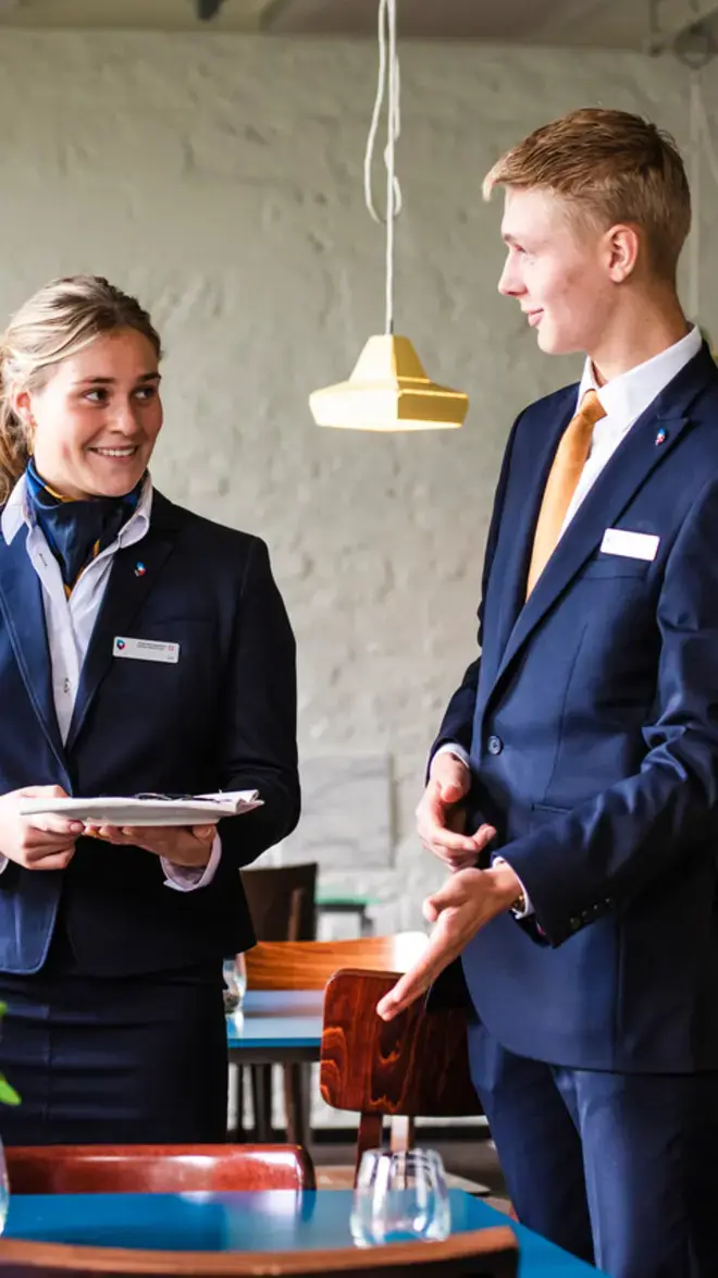 Hotel Management - twee studenten in dinerzaal