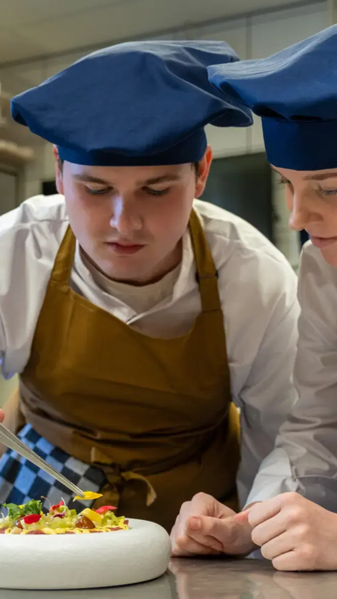 Hotel Management - twee studenten in keuken