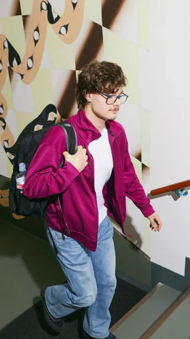 Student met rugzak in trappenhuis