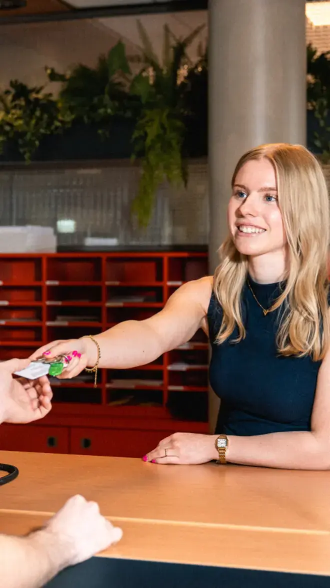 TEM - student aan balie