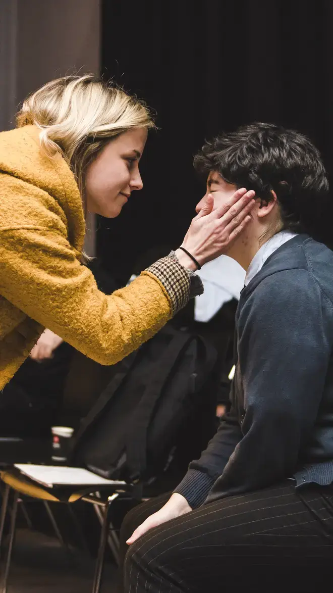 Theater - twee studenten acteren emotioneel