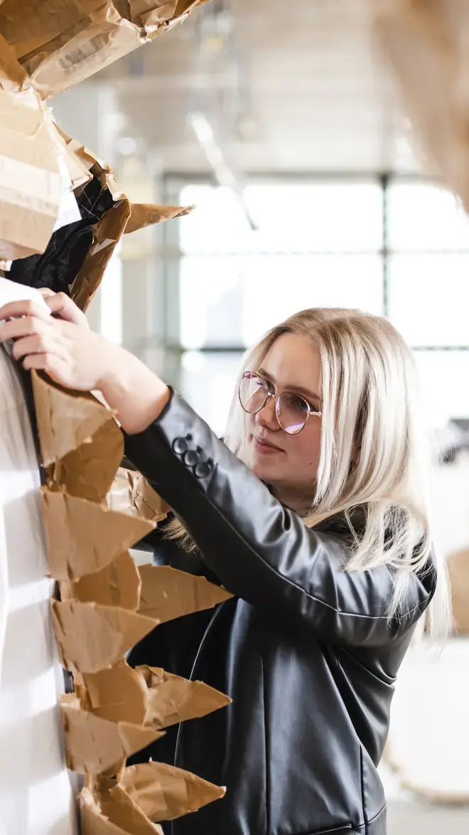 Vormgeving Design - student met kunstwerk