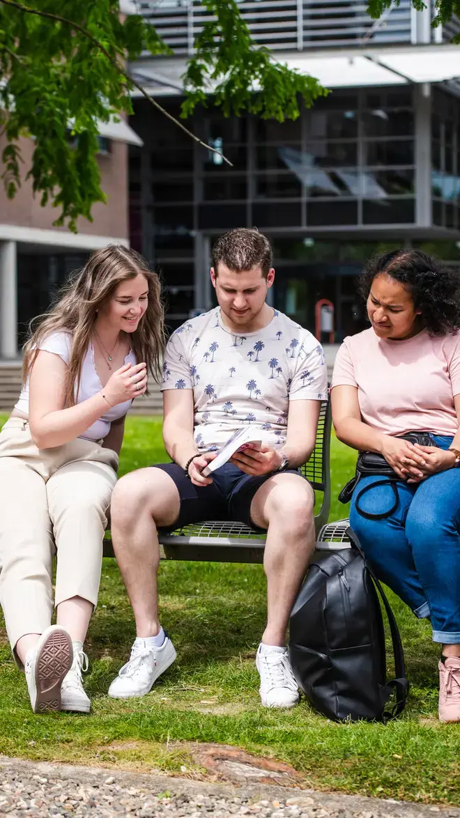 Verpleegkunde studenten op bankje