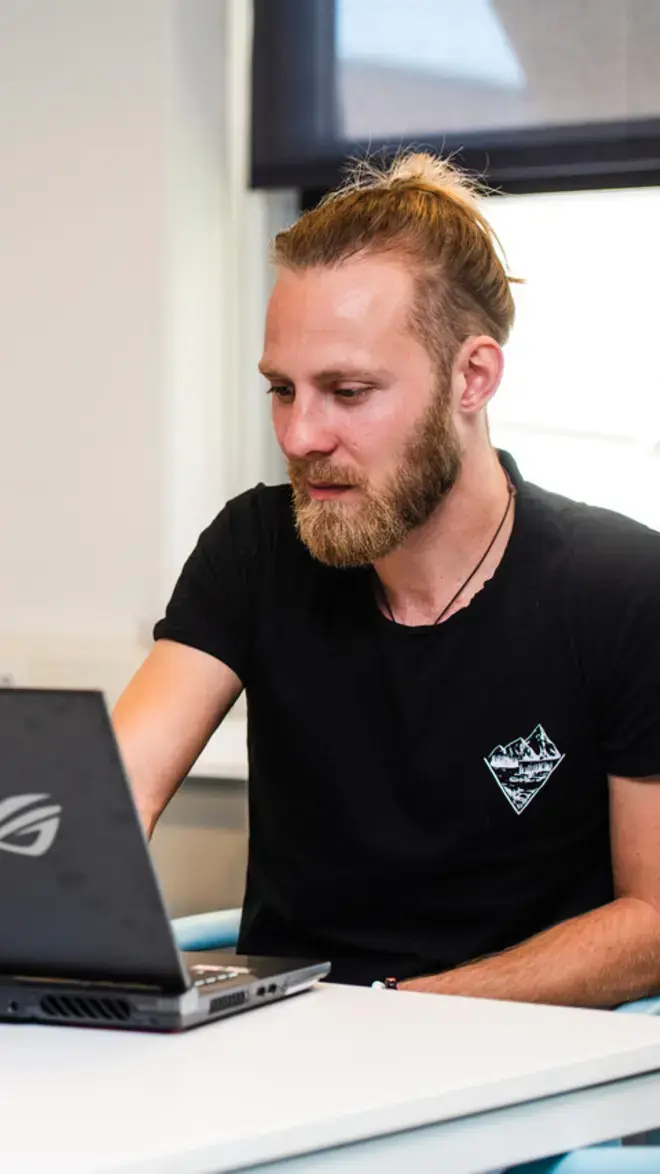 ict - student achter laptop