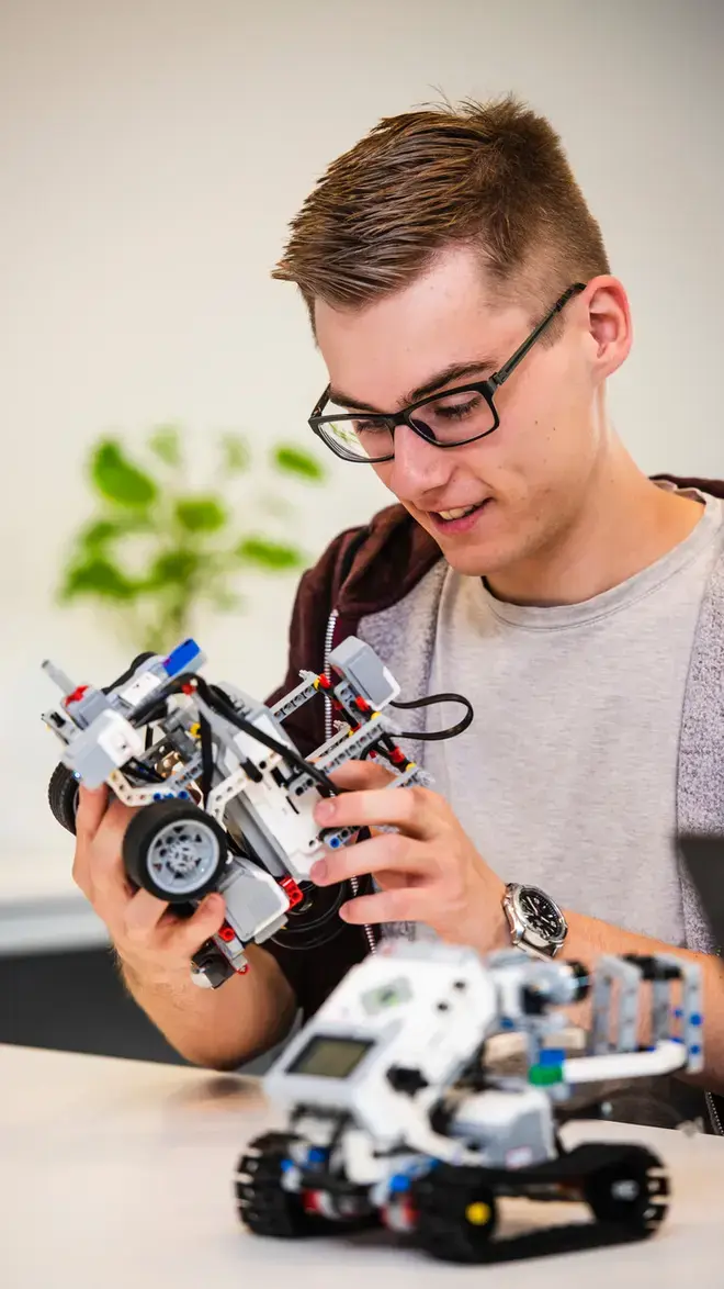 ict-student werkt met auto