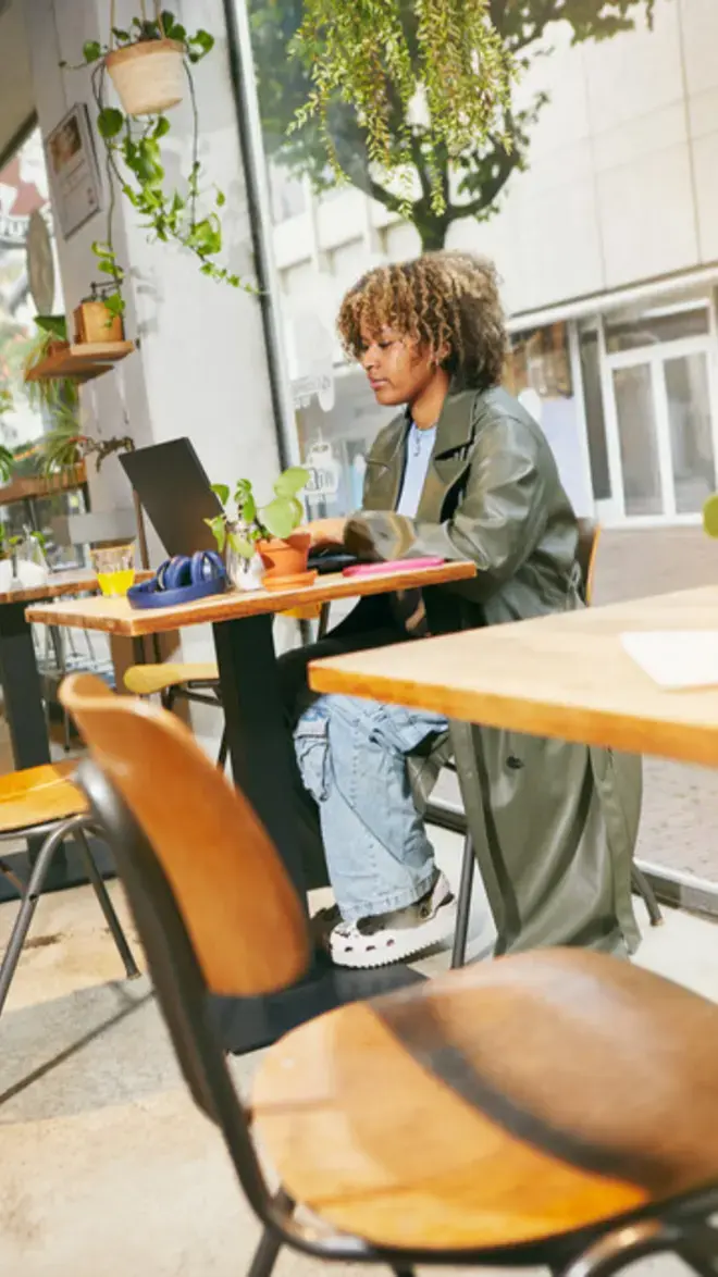  Zuyd Hogeschool student aan tafel studentlife