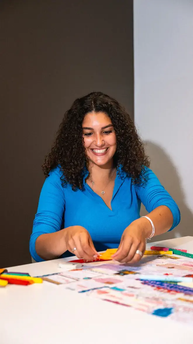 social work - meisje in blauw shirt