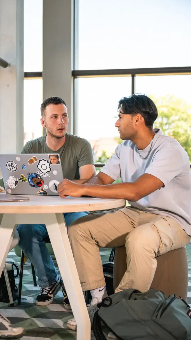 social work - studenten aan tafe