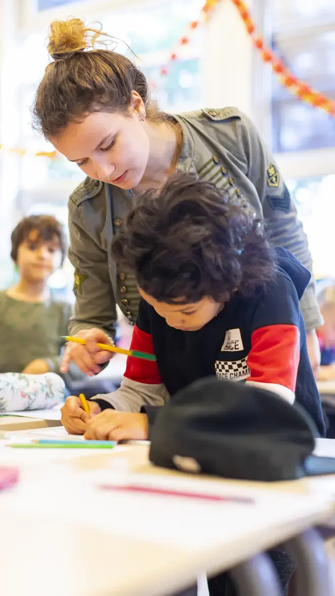 Leraar Basisonderwijs - juf werkt met kind
