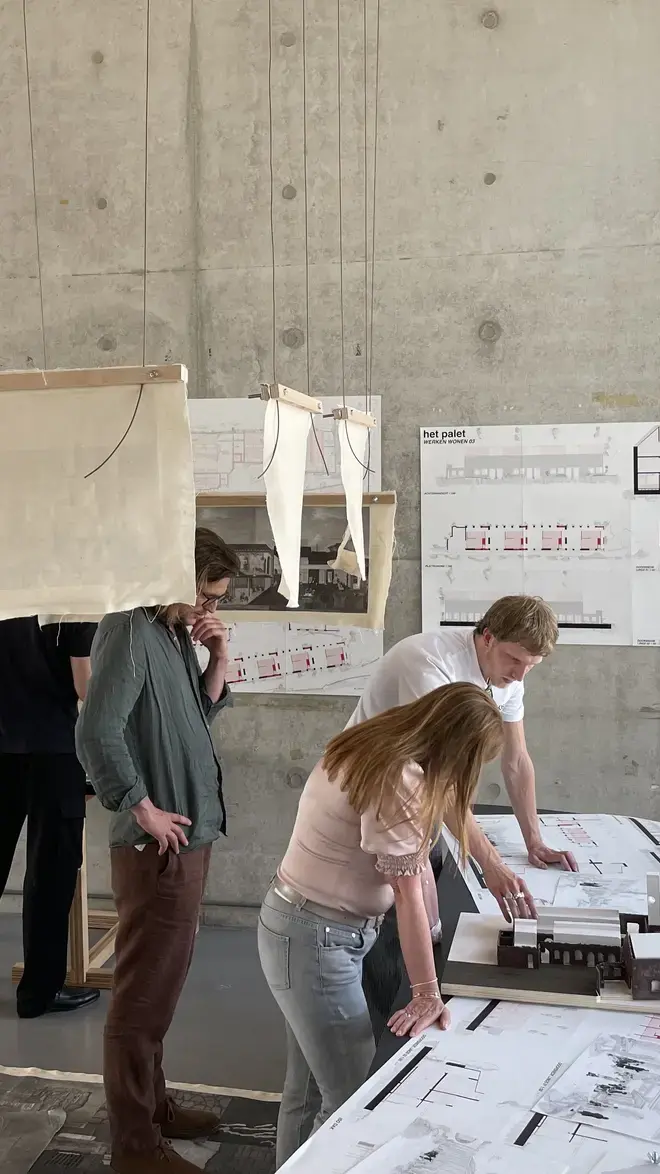 Vormgeving Architectuur studenten met bouwtekeningen