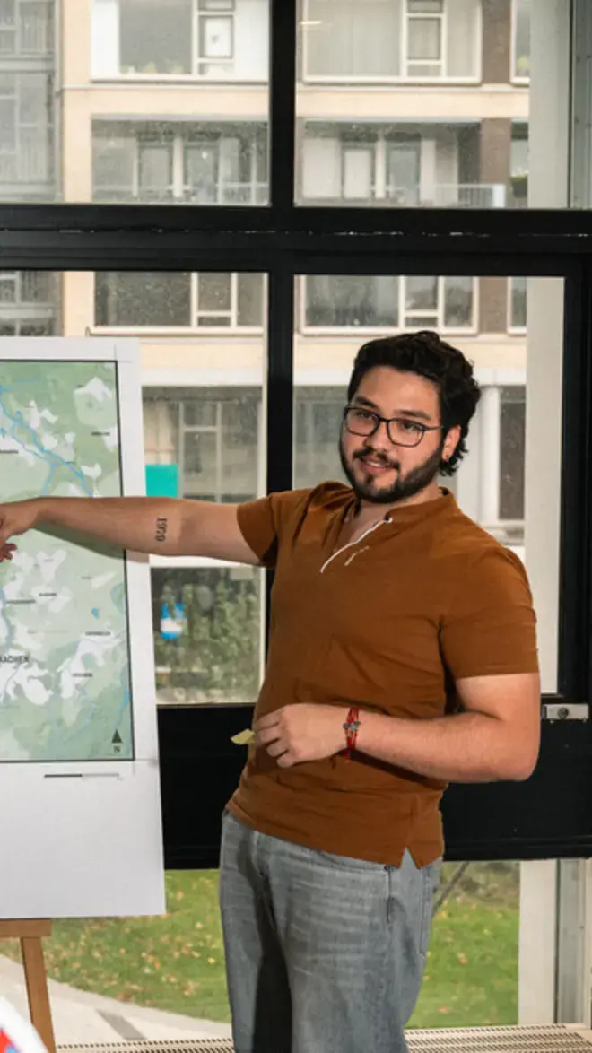 circular cities and communities -student houdt presentatie