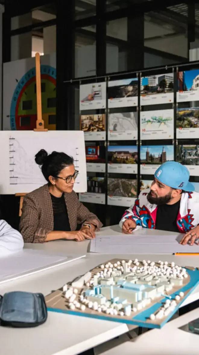 circular cities and communities -studenten aan grote tafel.