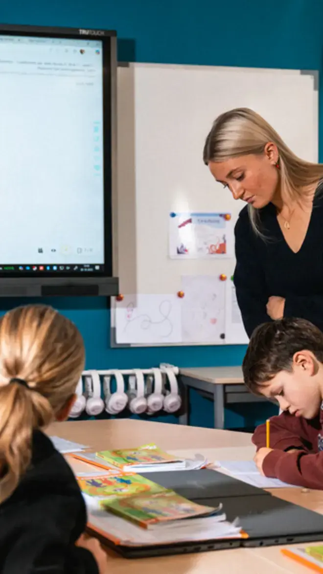 Leraar Basisonderwijs - juf controleert werk