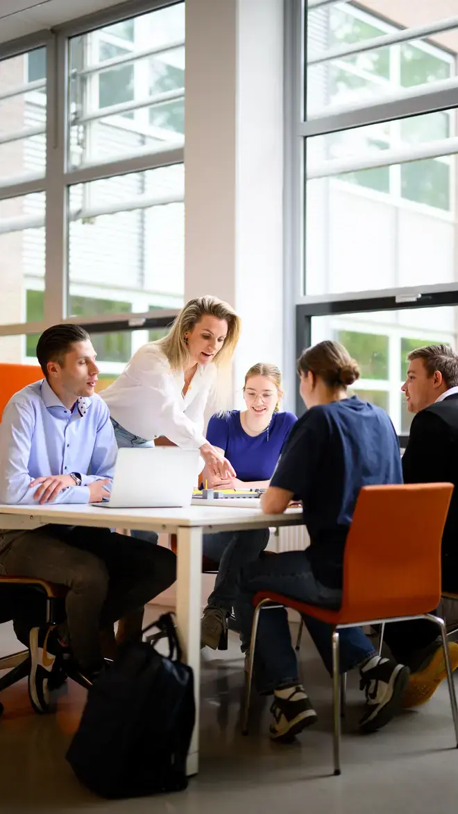 Built Environment docent legt uit 