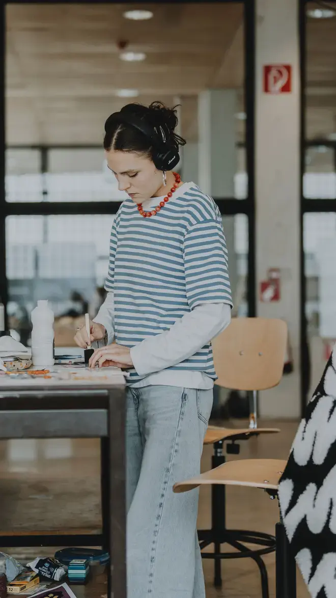 ABK DBKV Design - student gestreept shirt aan het werk