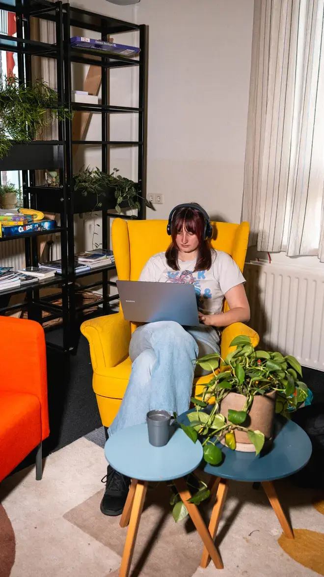 Vertaalacademie - student koptelefoon